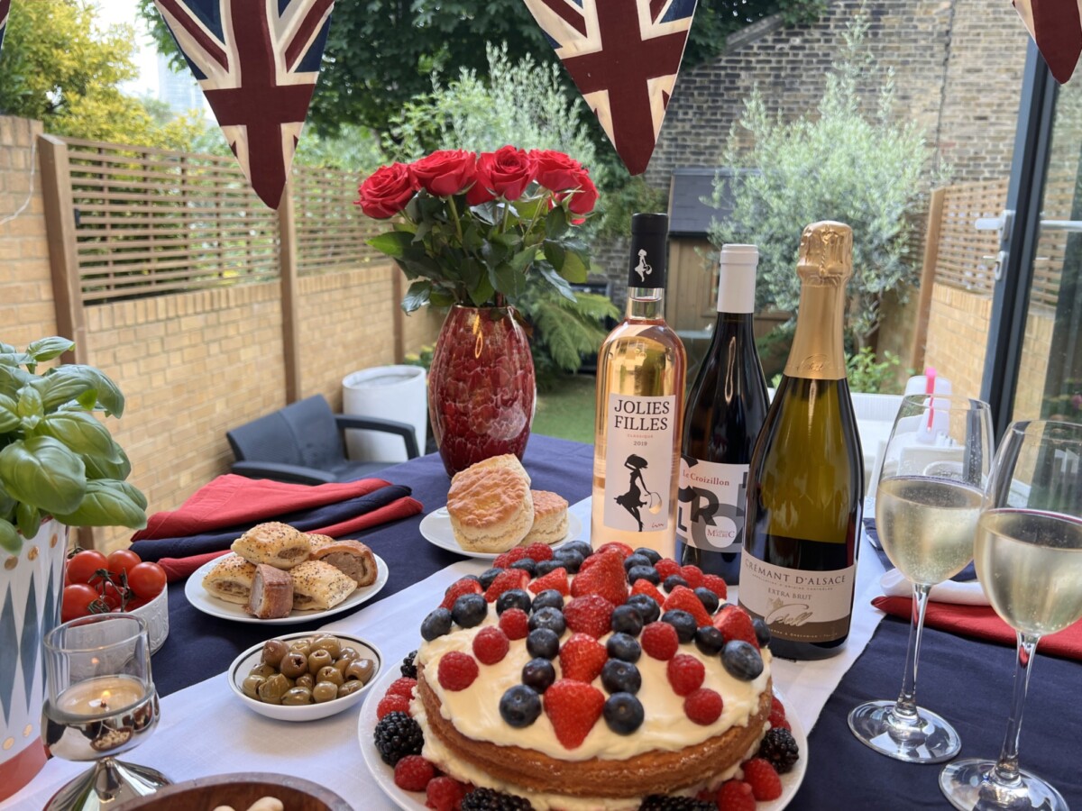 Jubilee cake with a bottle of crémant from domaine Gsell in Alsace